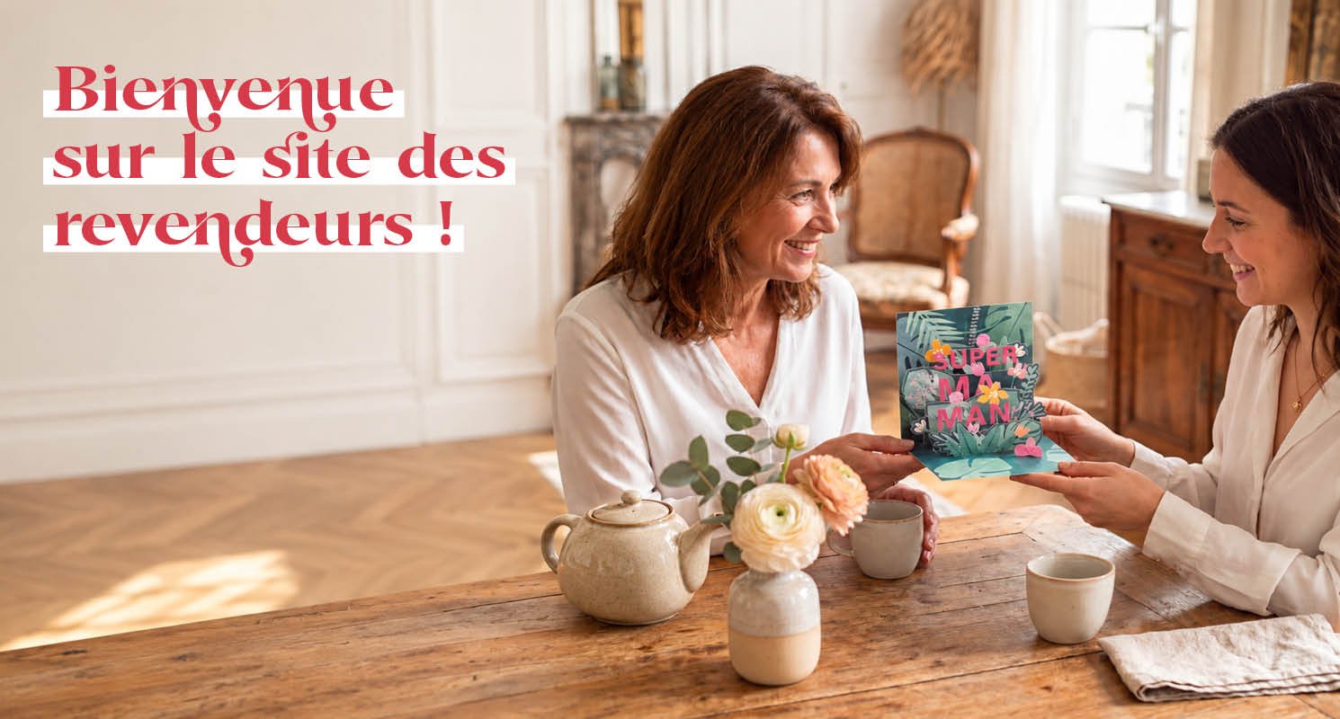 Une fille offre à sa mère une carte pop-up Super Maman autour d’un thé